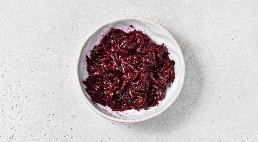 Дрожжевые пирожки со свеклой и яблоками на сковороде: шаг 5