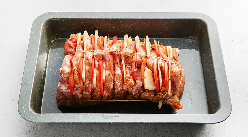 Гармошка из свинины с помидорами: шаг 5