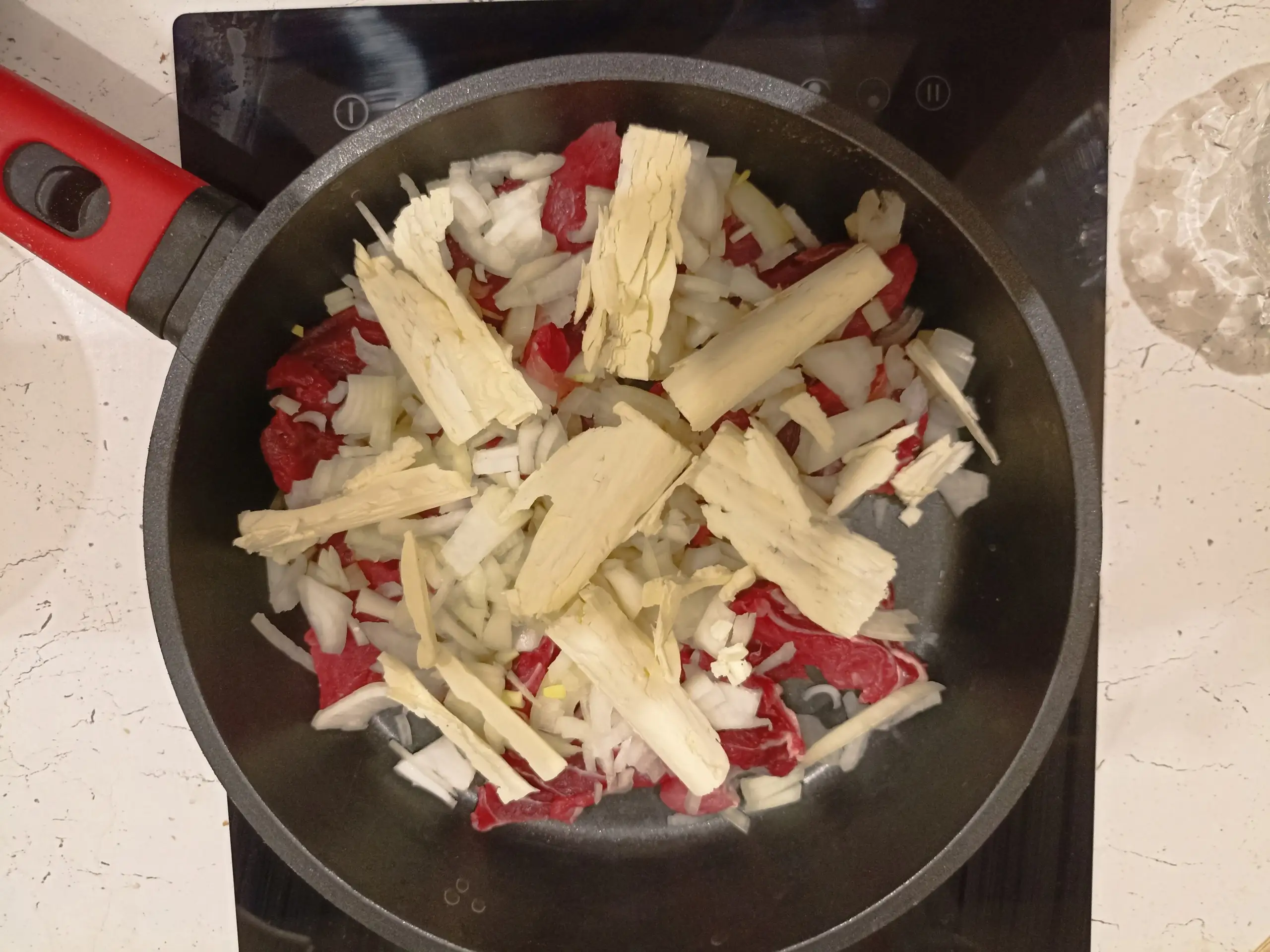 Шаг 5: Говядина, тушенная по-кремлёвски в сковороде