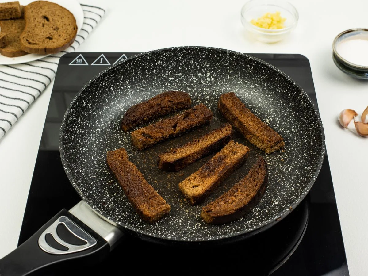 Шаг 5: Гренки с чесноком