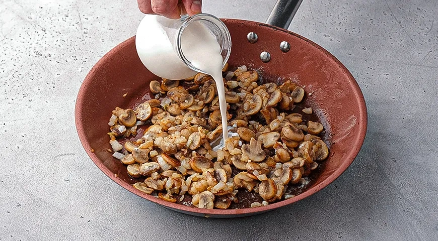 Грибной соус из шампиньонов с молоком и сыром: шаг 5