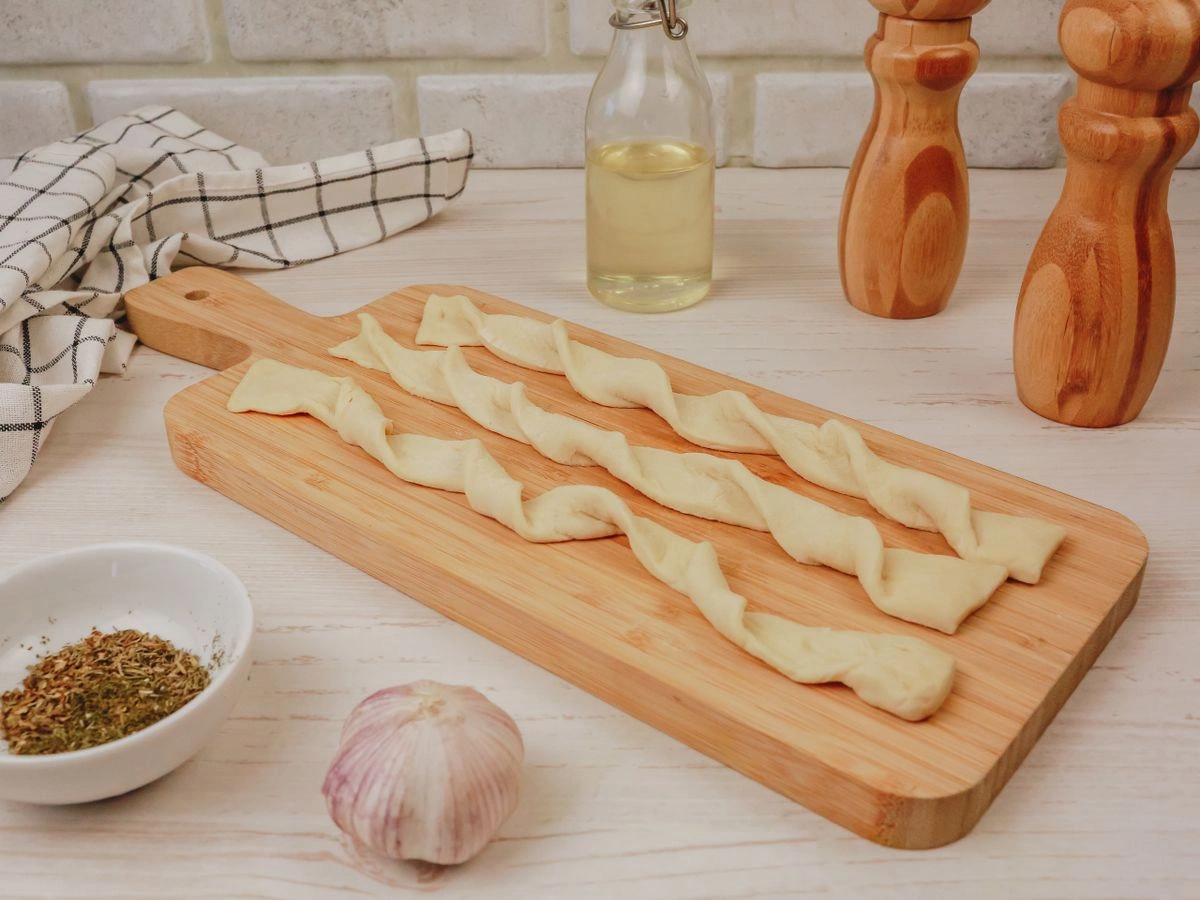 Шаг 5: Гриссини с чесночным маслом