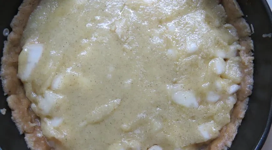 Грушевый пирог с меренгой и карамельной заливкой: шаг 5