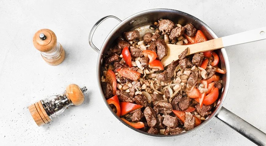 Гуляш из говядины с грибами: шаг 5