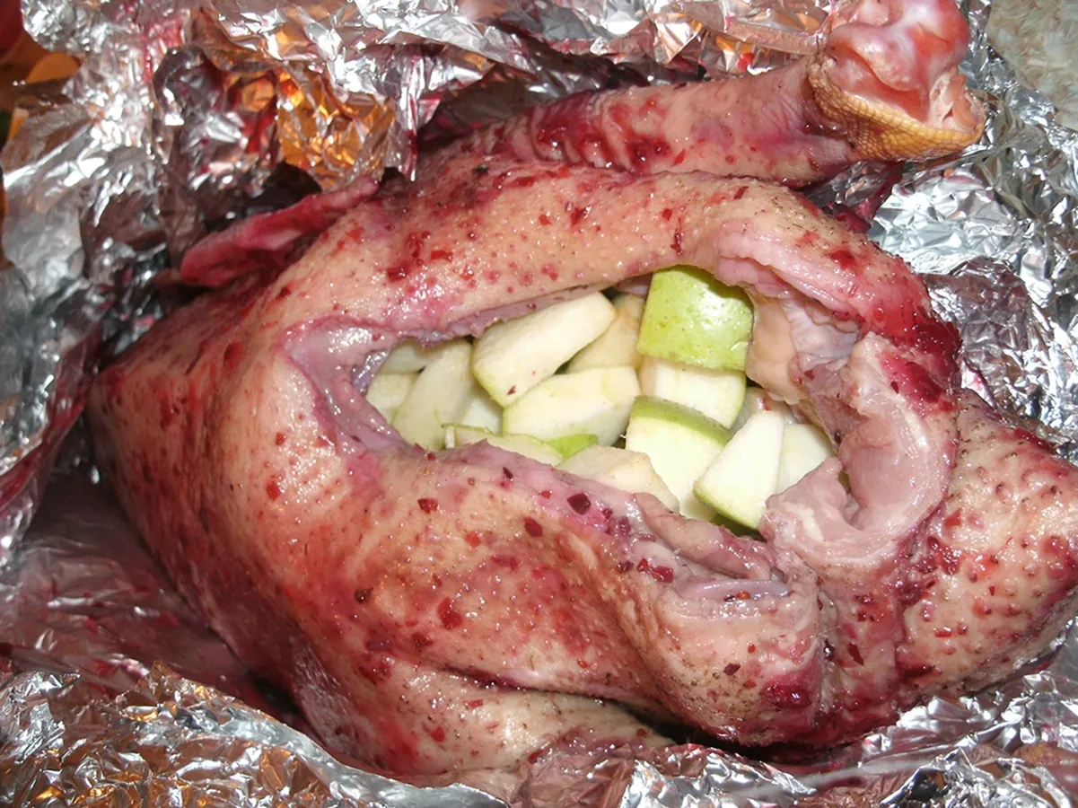 Гусь с клюквой, яблоками и орехами: шаг 5