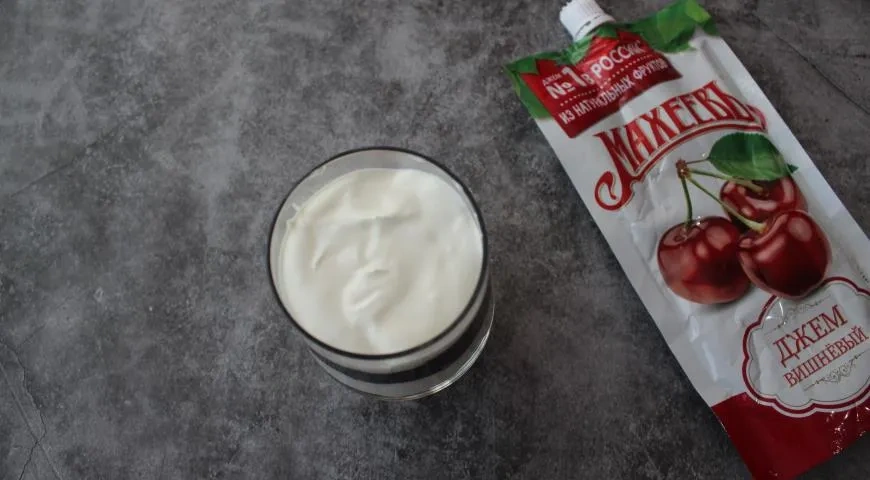 Йогуртовый десерт на 8 марта с вишневым джемом "Махеевъ": шаг 5