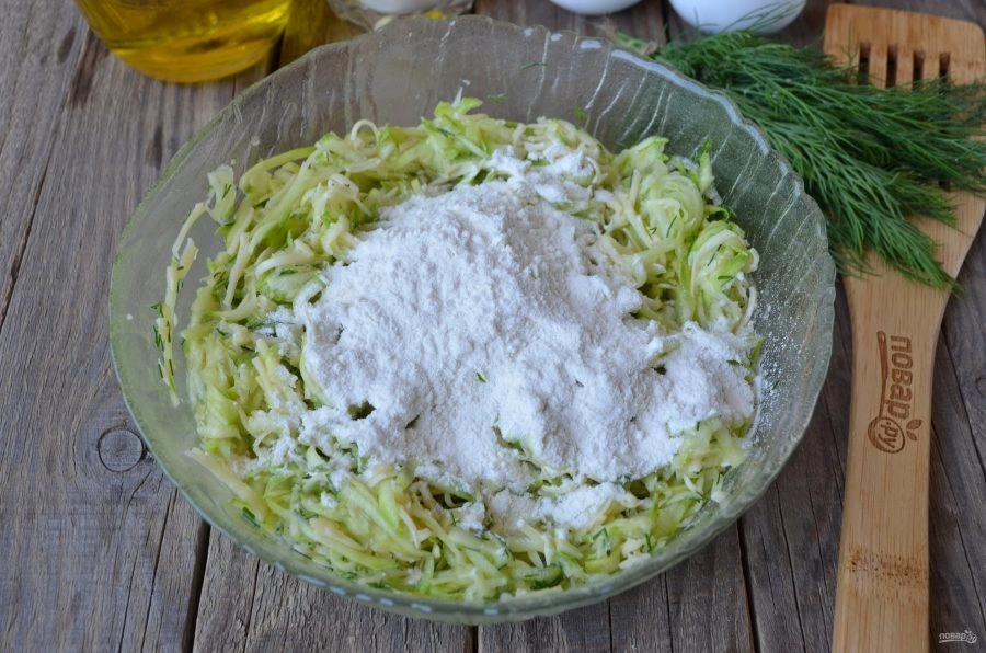 Шаг 5: Кабачковые оладьи с сыром и зеленью