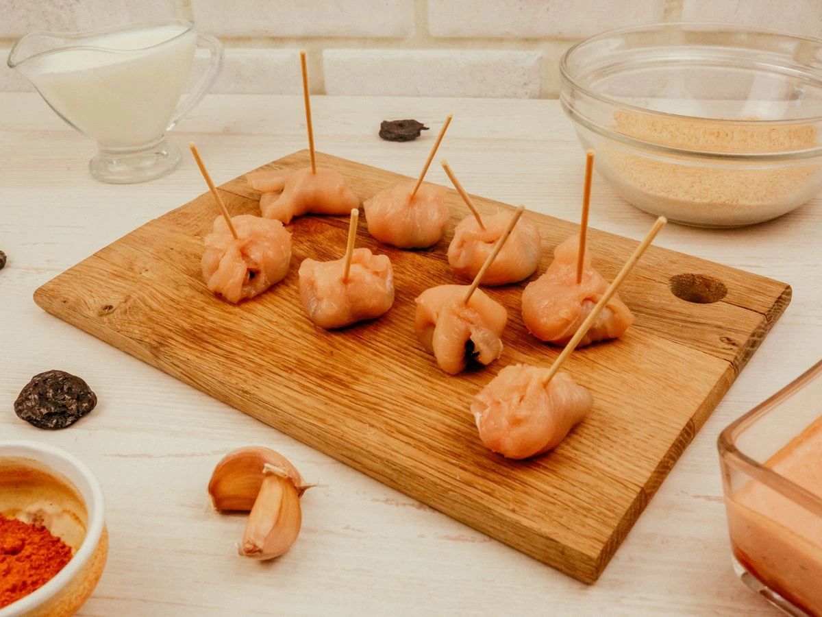 Шаг 5: Канапе с курицей и черносливом, обжаренные в панировочных сухарях