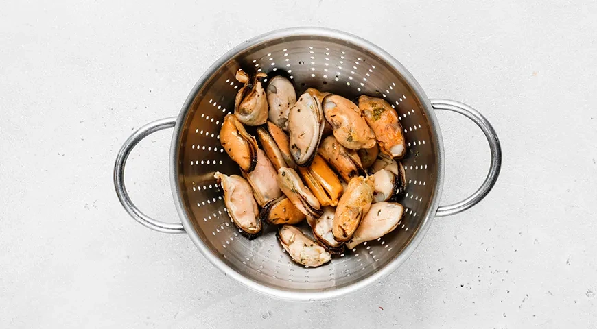 Канапе с мидиями на шпажках: шаг 5