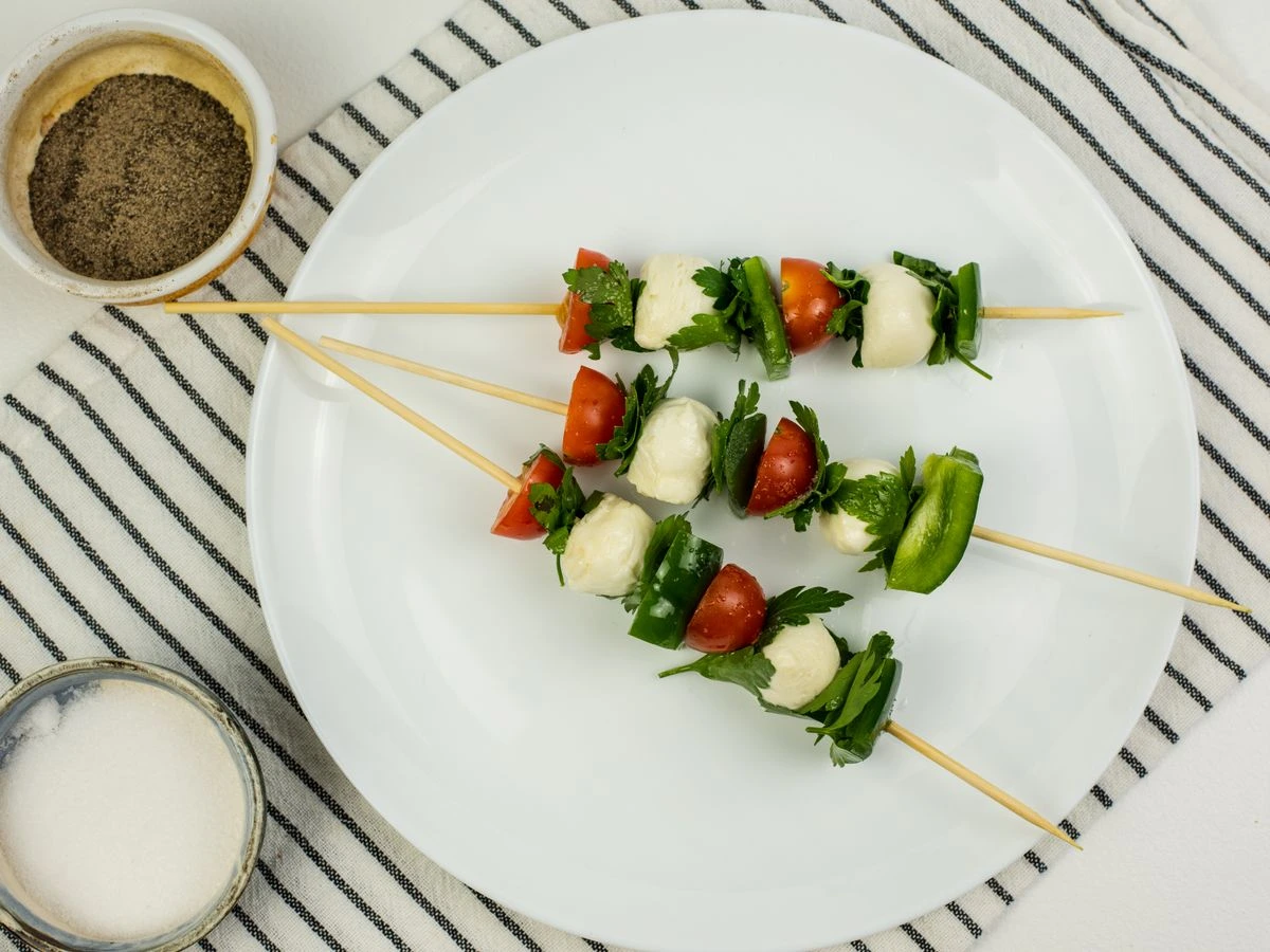 Шаг 5: Канапе с помидорами черри и моцареллой