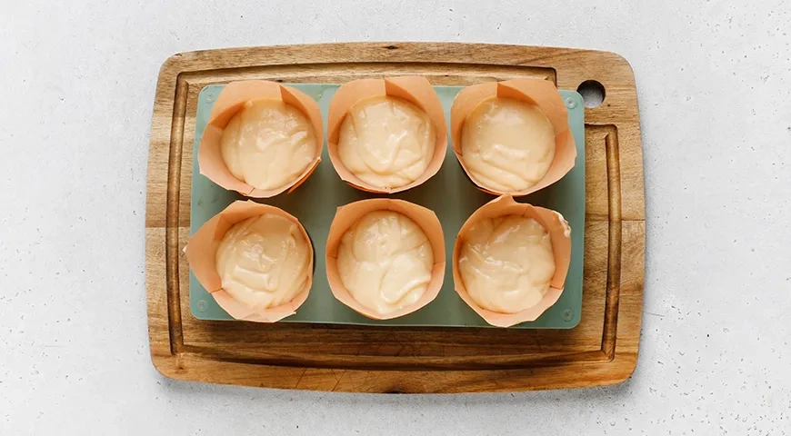 Капкейки с начинкой внутри, украшенные кремом: шаг 5