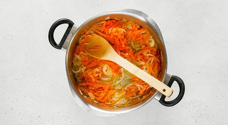 Капуста с луком и морковкой на сковороде по-домашнему: шаг 5