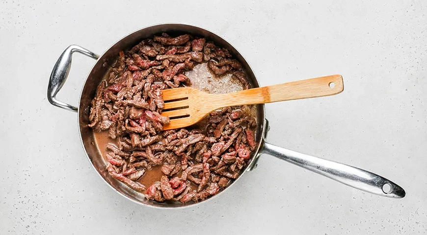 Капуста, тушённая с мясом по-домашнему: шаг 5