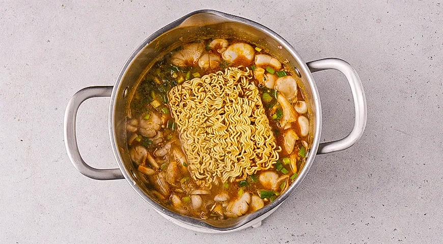 Карри-рамен с фаршем и лапшой быстрого приготовления: шаг 5