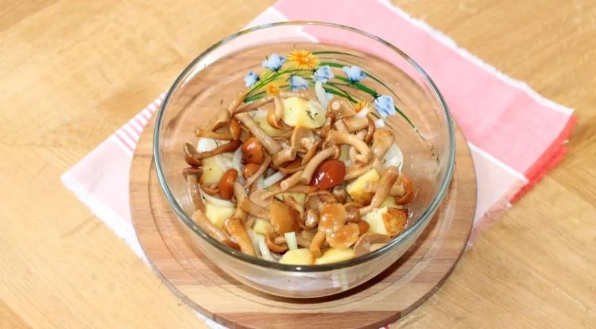 Картофельный салат с маринованными опятами: шаг 5