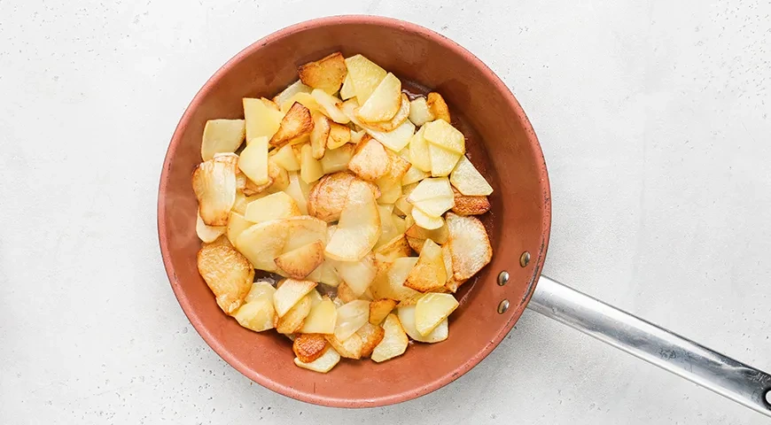 Картошка в сметанном соусе с луком: шаг 5