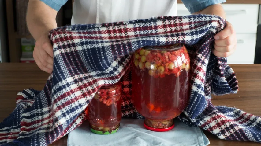 Компот из крыжовника и малины: шаг 5