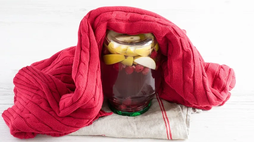 Компот на зиму из вишни и яблок: шаг 5