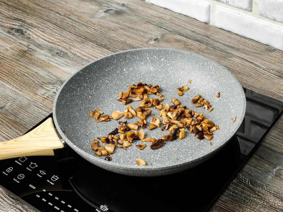 Шаг 5: Котлета по-киевски с грибами