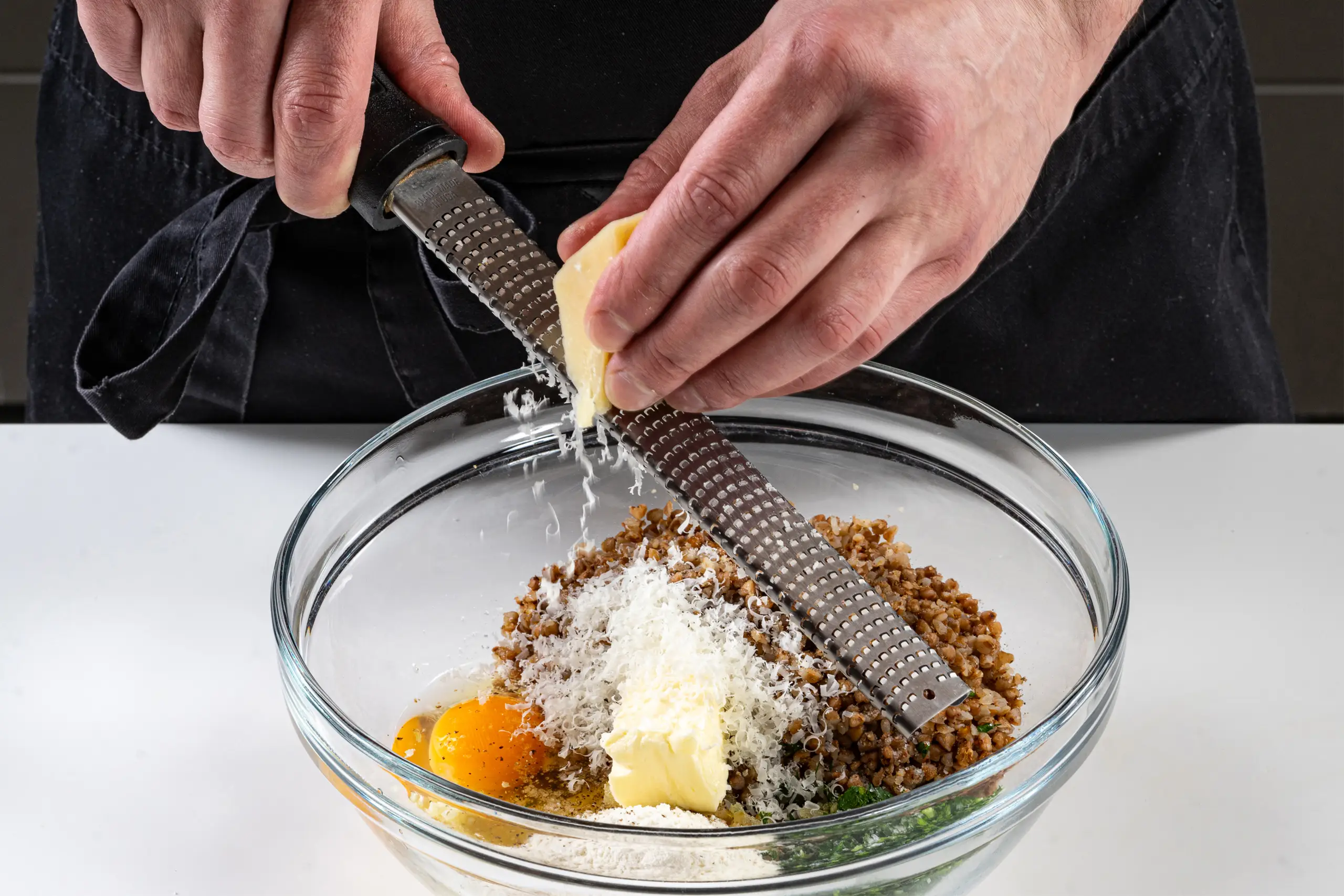 Шаг 5: Котлеты из гречки с луком и пармезаном