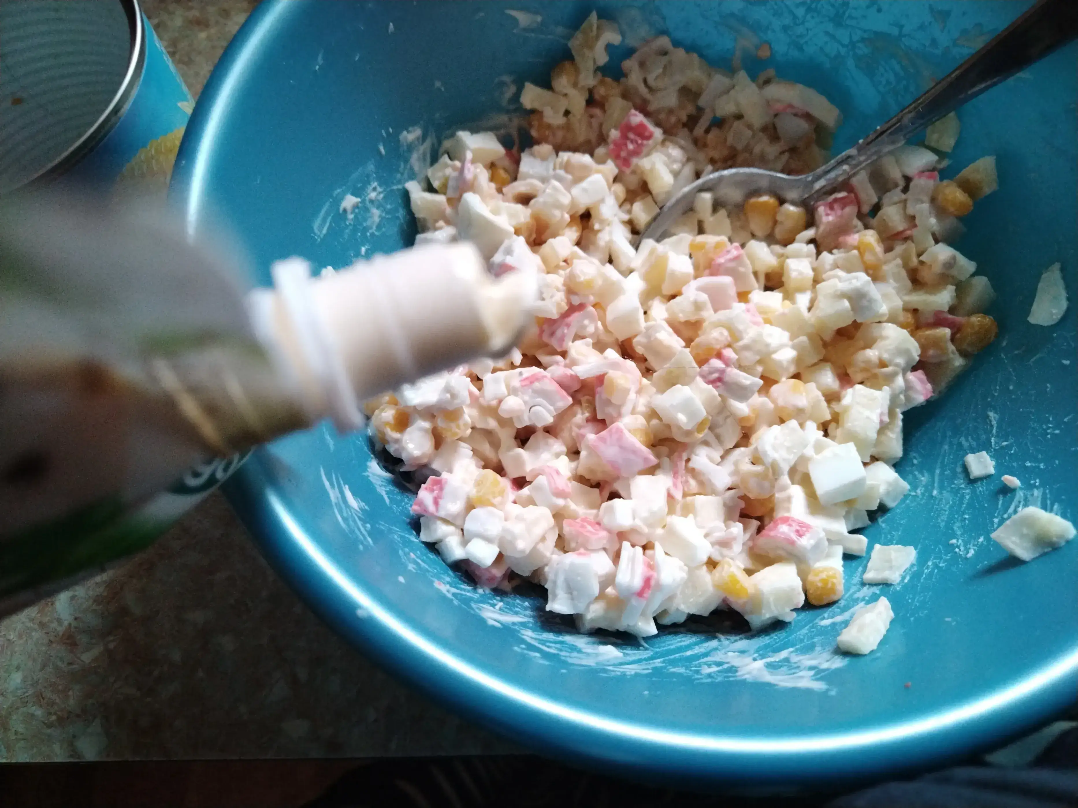 Крабовый салат с яблоком: шаг 5