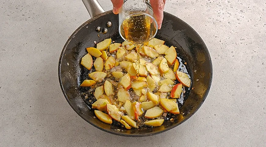Курица с яблоками на сковороде: шаг 5