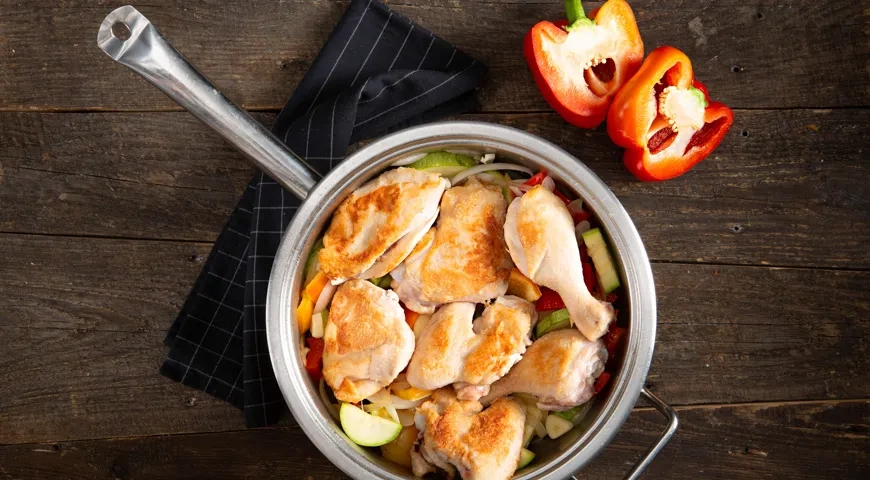 Курица тушеная с кабачками и перцем: шаг 5