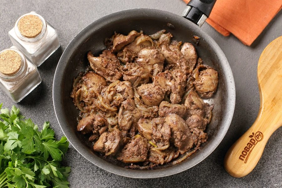 Шаг 5: Куриная печень жареная с луком