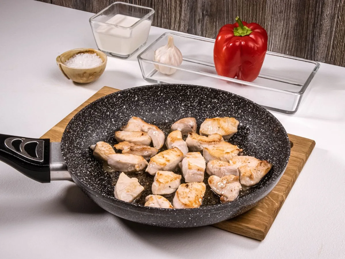 Шаг 5: Куриное филе с овощами в сливочном соусе