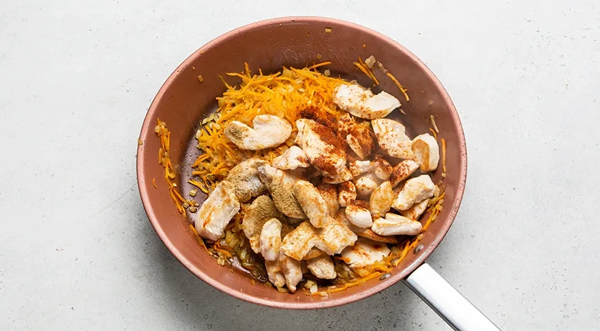 Куриное филе со сметаной и морковкой на сковороде: шаг 5