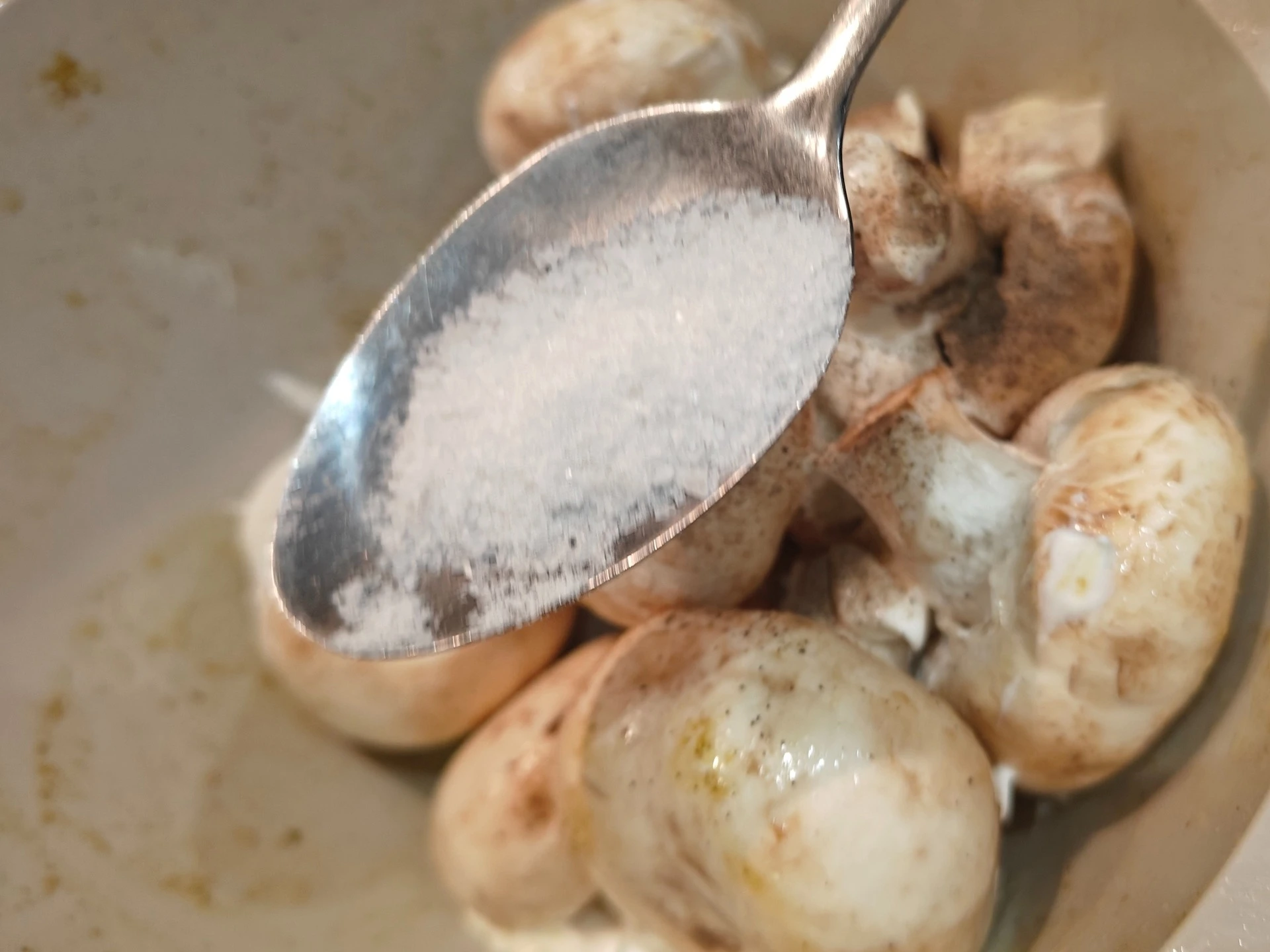 Шаг 5: Куриные бедра в духовке с шампиньонами