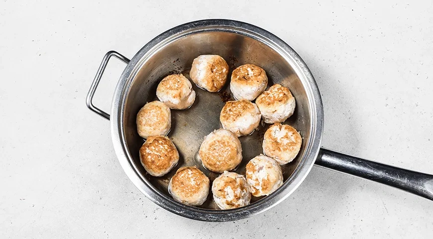 Куриные фрикадельки в грибном соусе (на сковороде): шаг 5