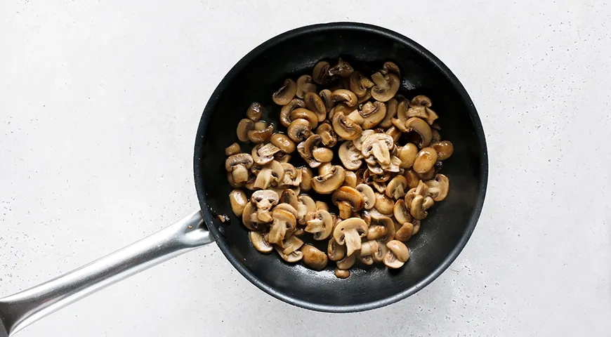 Куриные сердечки с грибами в сметане: шаг 5