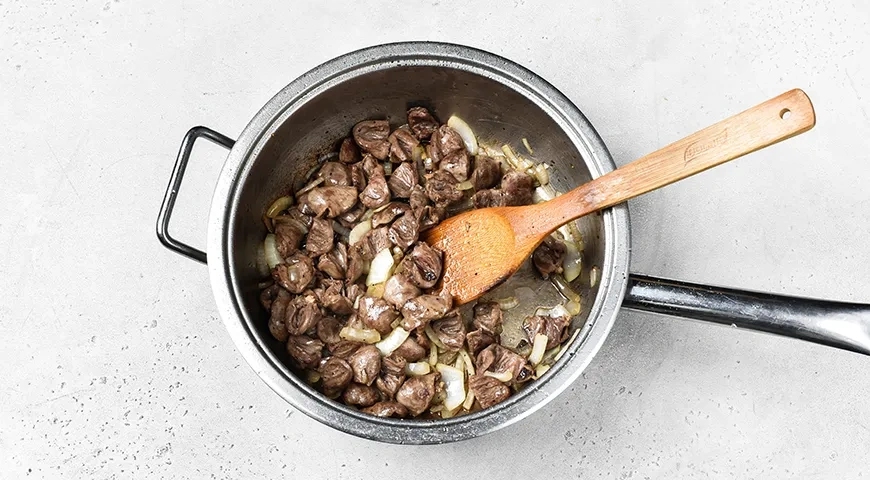 Куриные сердечки, тушенные с солёными огурцами и сметаной: шаг 5