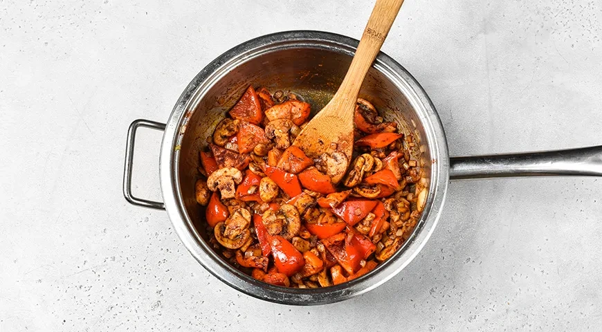 Куриный паприкаш с грибами по-венгерски: шаг 5