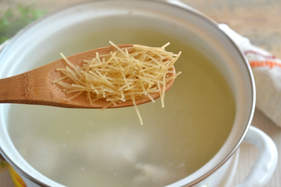 Шаг 5: Куриный суп с вермишелью