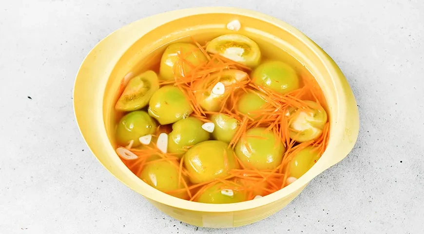 Квашеные зеленые помидоры в кастрюле: шаг 5