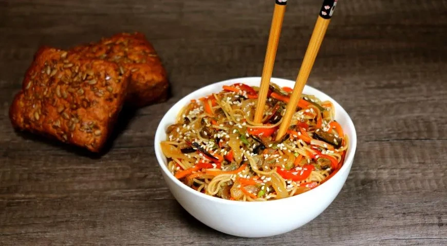 Лапша яичная с красочными овощами: шаг 5