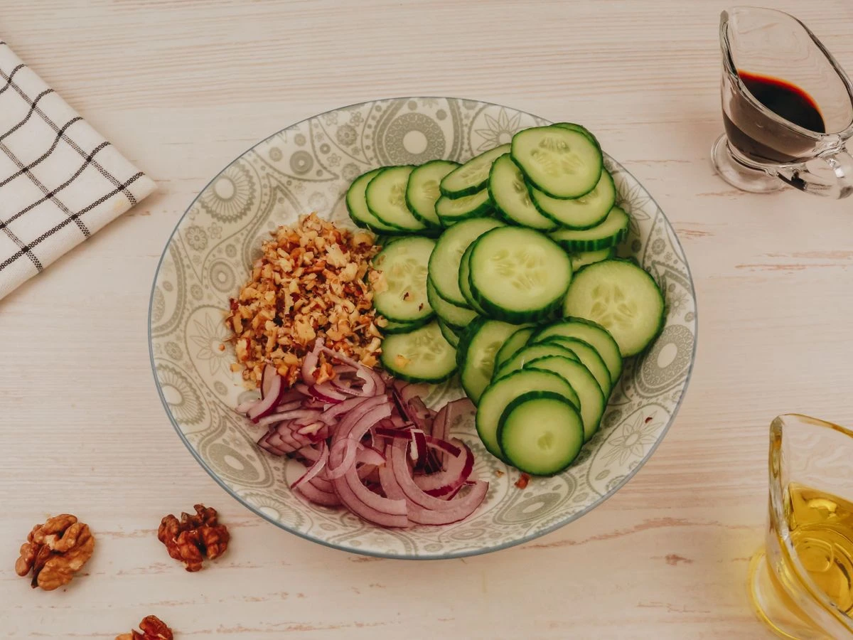 Шаг 5: Лёгкий огуречный салат