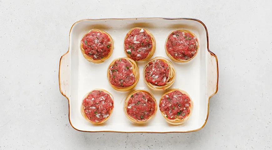 Макароны-«гнезда» с фаршем под сметанным соусом: шаг 5