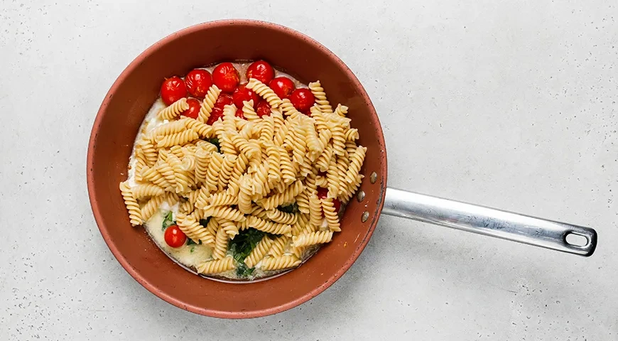 Макароны с брынзой и помидорами на сковороде: шаг 5