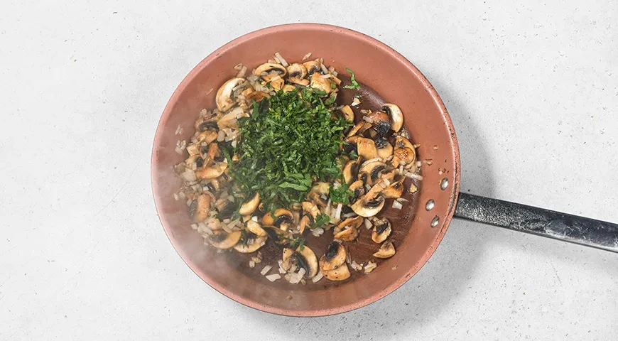 Макароны с курицей и грибами на сковороде: шаг 5