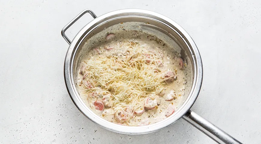 Макароны с сосисками под сливочным соусом: шаг 5