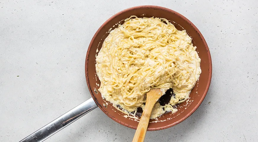 Макароны с яйцом и сыром на сковороде: шаг 5