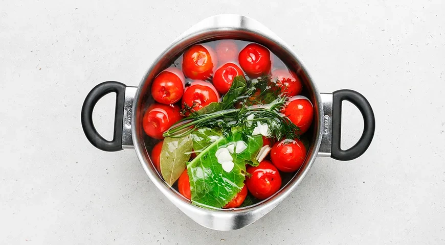 Малосольные помидоры быстрого приготовления в кастрюле: шаг 5