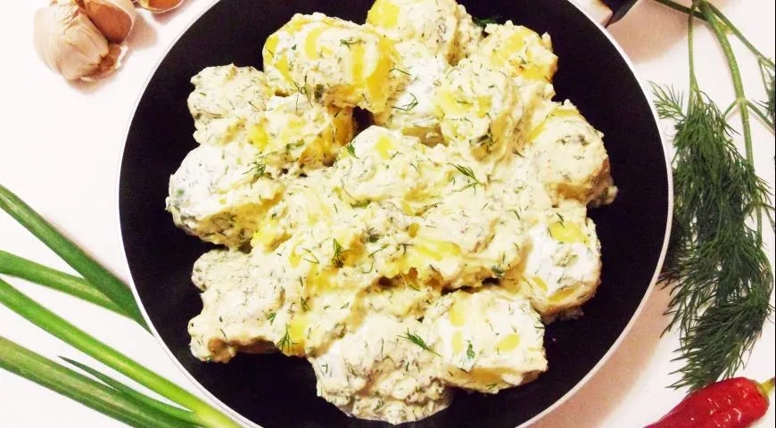 Молодая картошка в сметане с укропом на сковороде: шаг 5