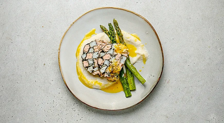 Мраморный рулет из рыбы со спаржей, цитрусовым жу и кремом из сельдерея: шаг 5