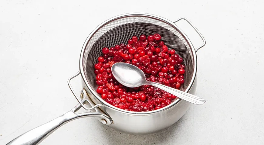 Настойка из клюквы с медом и мятой по-домашнему: шаг 5