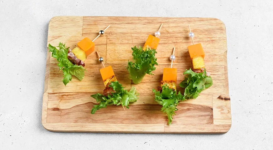 Новогоднее канапе с ананасом на шпажках: шаг 5