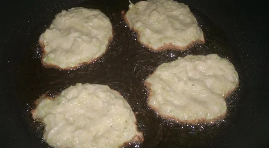 Оладьи из кабачков с соусом из сметаны: шаг 5